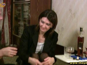 Пьяный старик выебал спящую телочку на постели