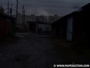 Незнакомец жестоко трахает русскую сучку в подъезде