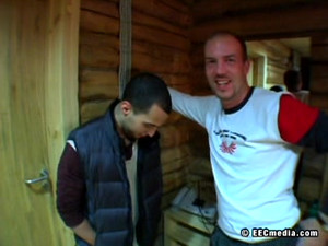 Чувак ебет красивую телку в сладкую пиздень на диване