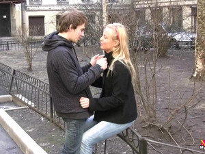 Познакомился и трахнул молоденькую русскую блондинку в носочках