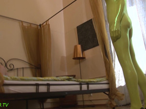 Длинноногую спортсменку из Кирова одели в латекс и ебут