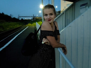 Трахну её на остановке, а то звать незнакомку домой небезопасно