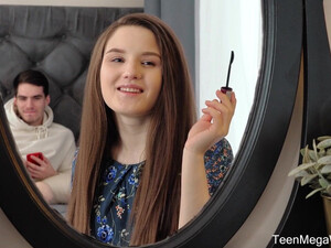 Baby Bamby стонет от удовольствия, когда член входит глубже в ее узкие дырочки