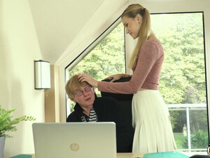 - Дедуля, зачем ты дрочишь? Я сейчас помогу тебе кончить молодой пиздёнкой!