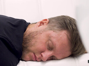 Холостяк уснул и представил реальный секс с русской красавицей из кафе