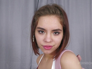 Шлюхастая первокурсница кончает от анальной ебли с русскими мужиками