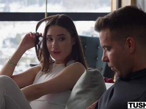 Горячая брюнетка согрелась в объятиях лыжного инструктора после активного спуска с гор