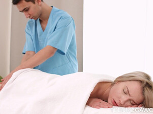 Красотка Alice Paradise перевозбудилась и отдалась массажисту прямо на кушетке