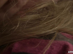 Русская шлюха делает горловой минет клиенту