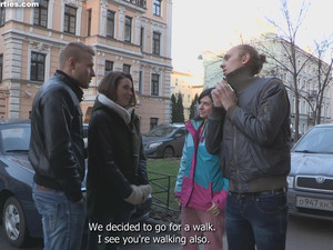 Русские свингеры ебутся на хате, устроив нескучную оргию вчетвером