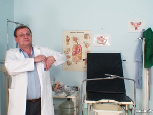 Гинеколог устроил русской шлюхе осмотр пизды