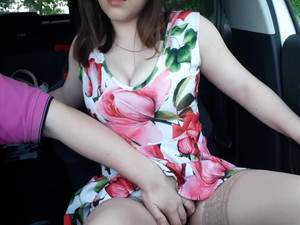 Русская девушка не сдержалась и дала парню на первом свидании прямо в машине