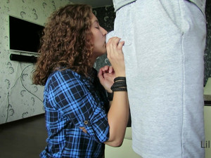 Парень дал в рот кудрявой сучке крепко взяв за волосы