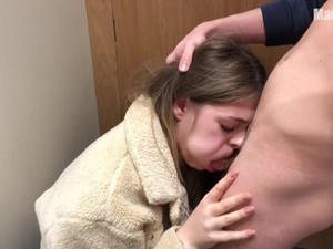 Русская телочка сосет парню в примерочной за новую шмотку