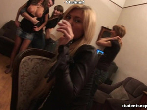 Молодые русские студенты ебутся на вписке после закрытия сессии