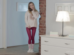 Стройная блондинка мастурбирует киску в русском порно