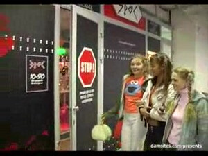 Продавец из секс-шопа выебал трех молодых русских телочек