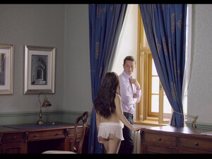 Красивый анальный секс с очаровательной брюнткой в постели