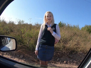 Подвёз молодую русскую студентку а после выебал в поле и наградил камшотом в рот